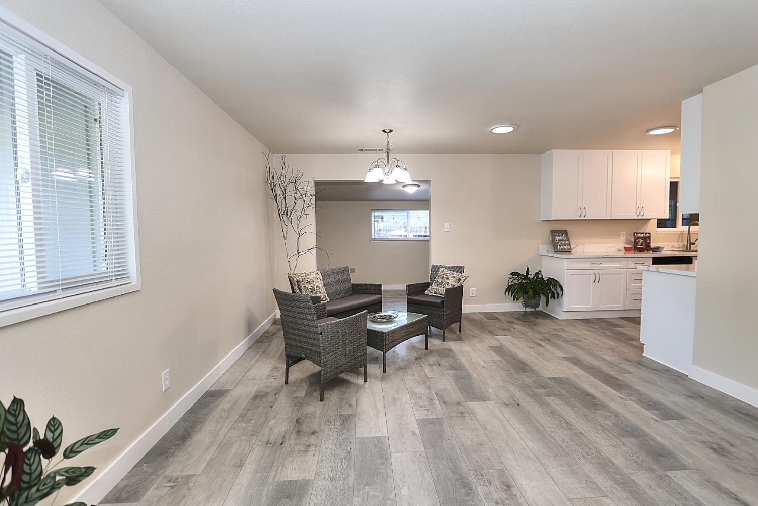 Detail Gallery Image 7 of 20 For 5615 Arlyn Way, Fair Oaks,  CA 95628 - 3 Beds | 1 Baths