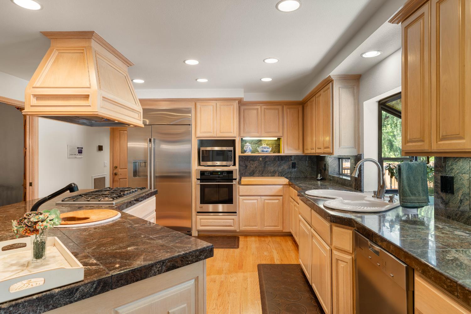 Detail Gallery Image 15 of 95 For 3004 Root Ave, Carmichael,  CA 95608 - 5 Beds | 4/2 Baths