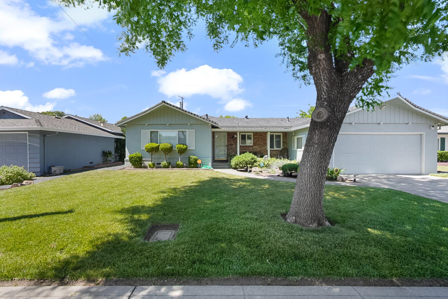 Detail Gallery Image 2 of 29 For 223 E Yorkshire Dr, Stockton,  CA 95207 - 3 Beds | 2 Baths