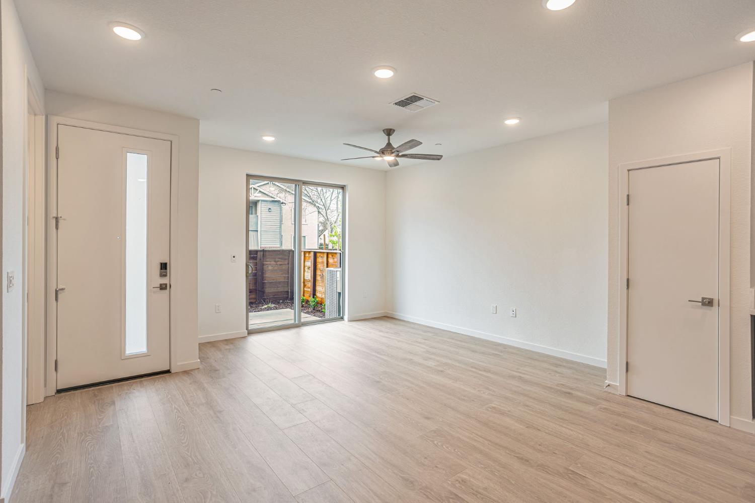 Detail Gallery Image 4 of 42 For 6093 Bridgecross Dr, Sacramento,  CA 95835 - 3 Beds | 2/1 Baths