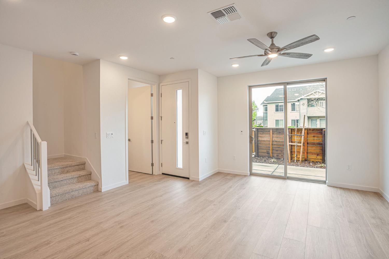 Detail Gallery Image 5 of 42 For 6093 Bridgecross Dr, Sacramento,  CA 95835 - 3 Beds | 2/1 Baths