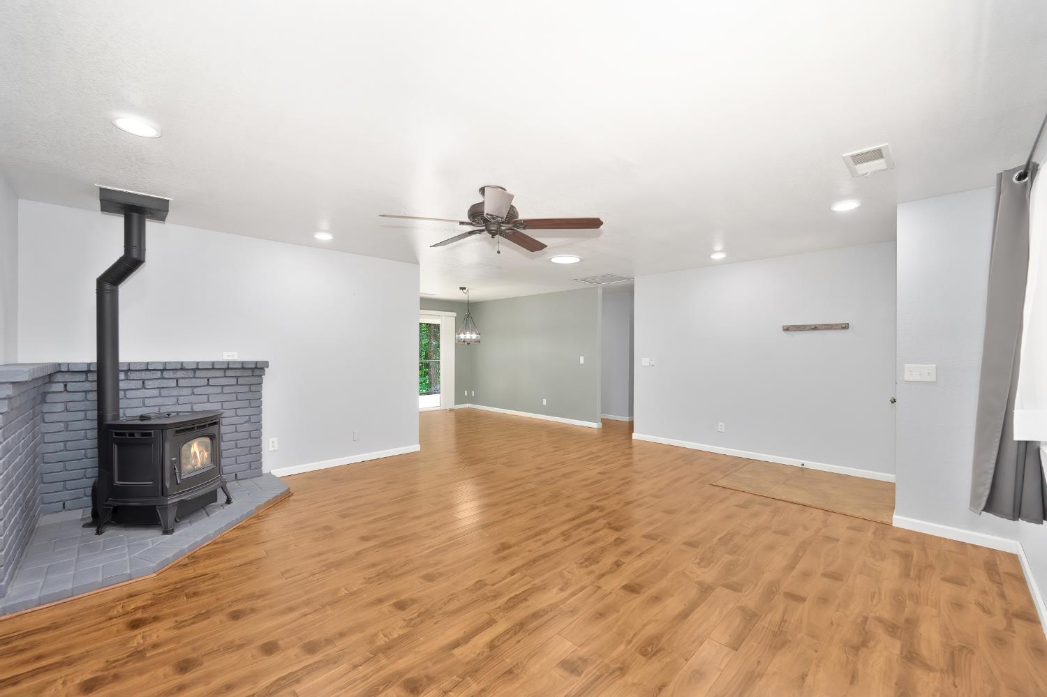 Detail Gallery Image 3 of 36 For 3063 Zinc Dr, Pollock Pines,  CA 95726 - 3 Beds | 2 Baths