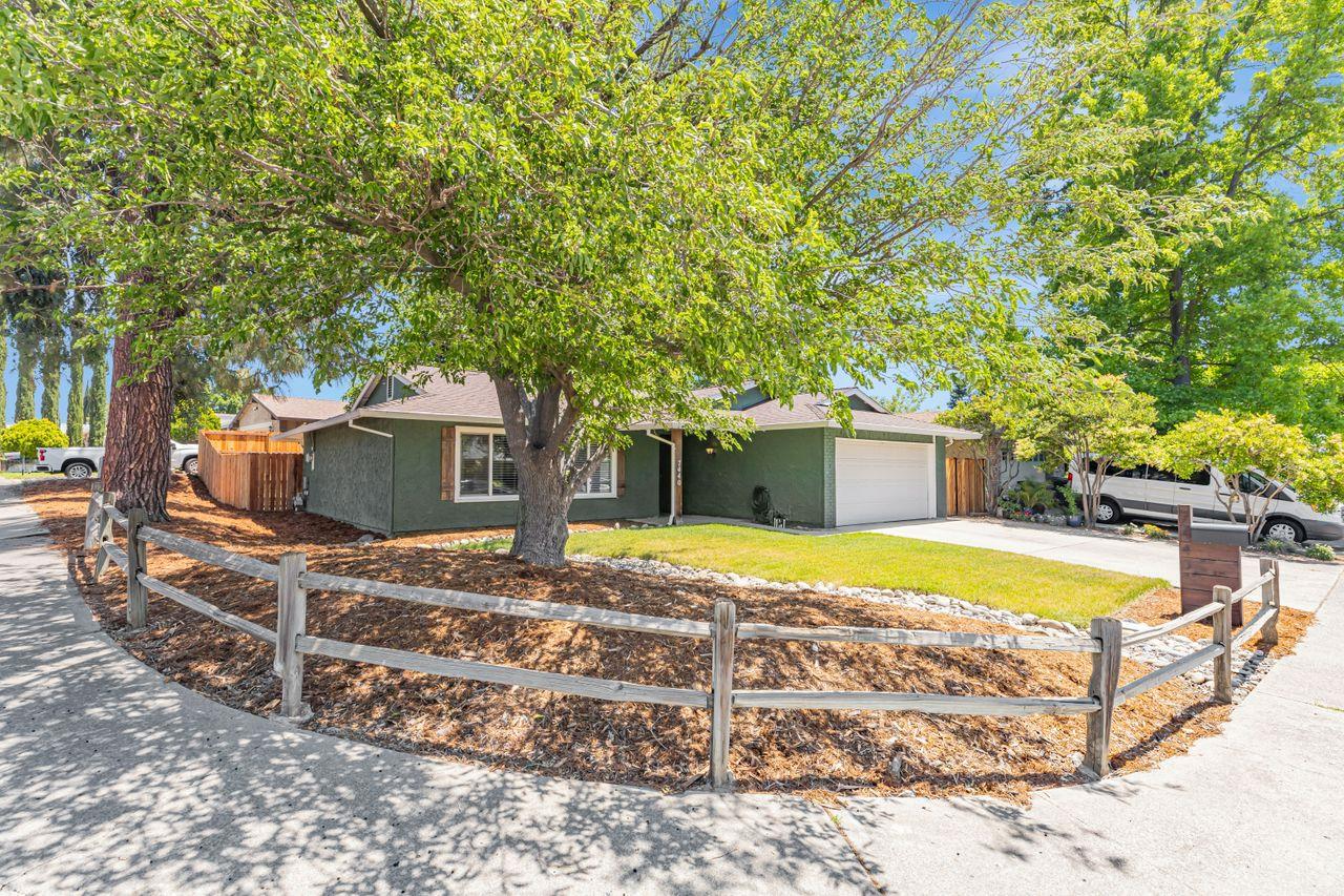 Detail Gallery Image 3 of 39 For 7440 Mar Vista Way, Citrus Heights,  CA 95621 - 3 Beds | 2 Baths
