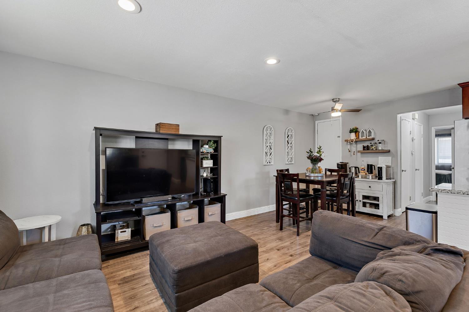 Detail Gallery Image 6 of 22 For 8943 El Mirador #4,  Elk Grove,  CA 95624 - 2 Beds | 1 Baths