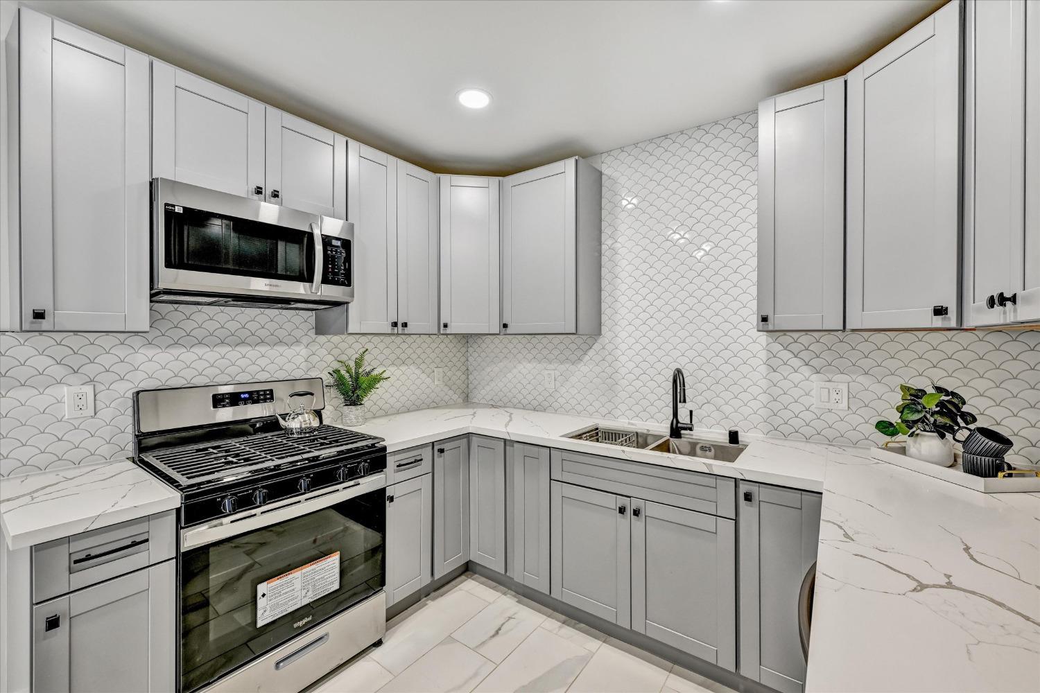 Detail Gallery Image 14 of 32 For 2019 12th St, Sacramento,  CA 95818 - – Beds | – Baths