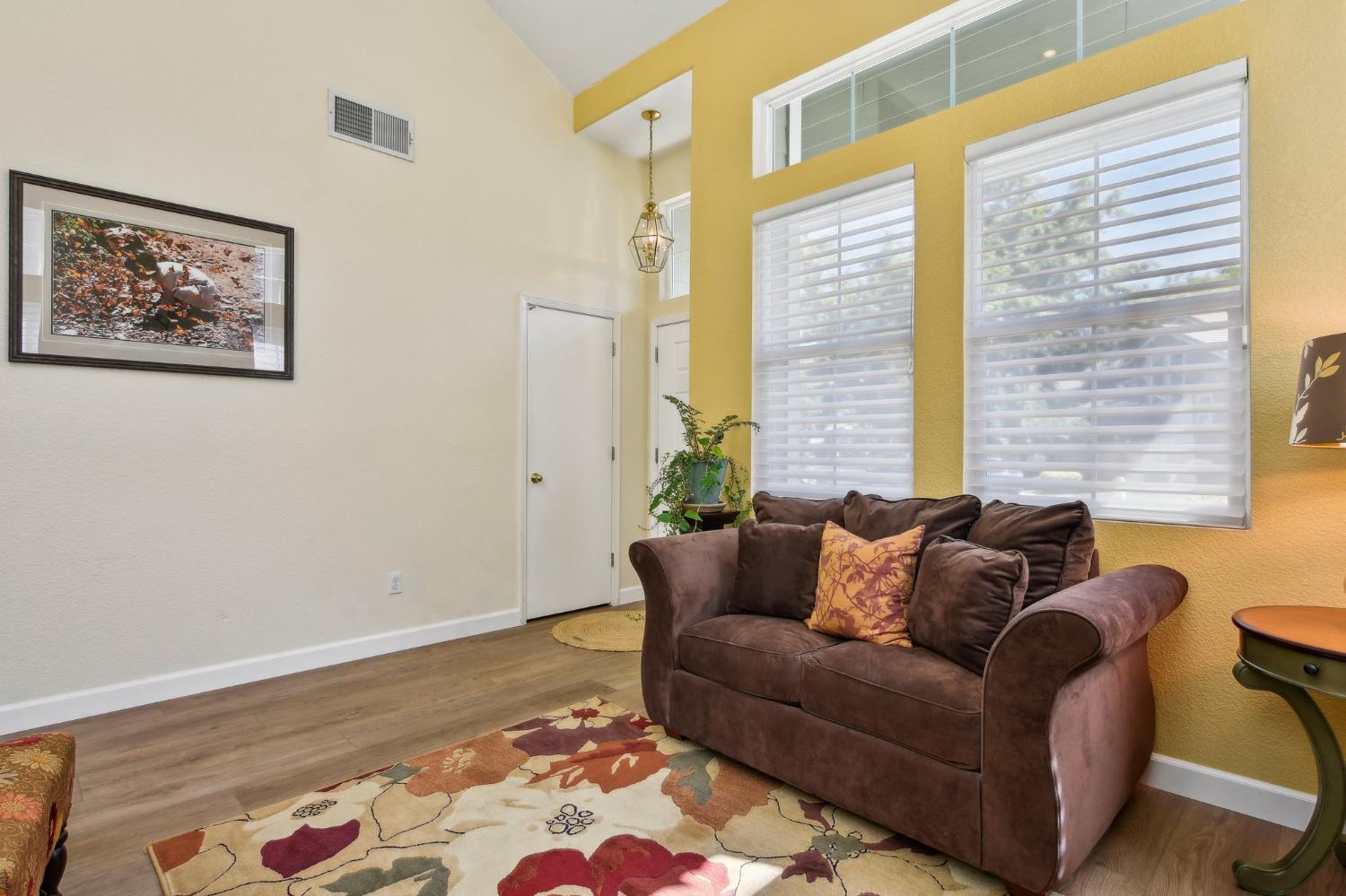Detail Gallery Image 4 of 53 For 343 Coventry Cir, Folsom,  CA 95630 - 4 Beds | 2/1 Baths