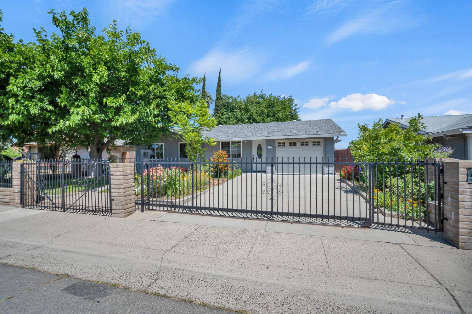 Detail Gallery Image 2 of 47 For 7166 Arutas Dr, North Highlands,  CA 95660 - 3 Beds | 2 Baths