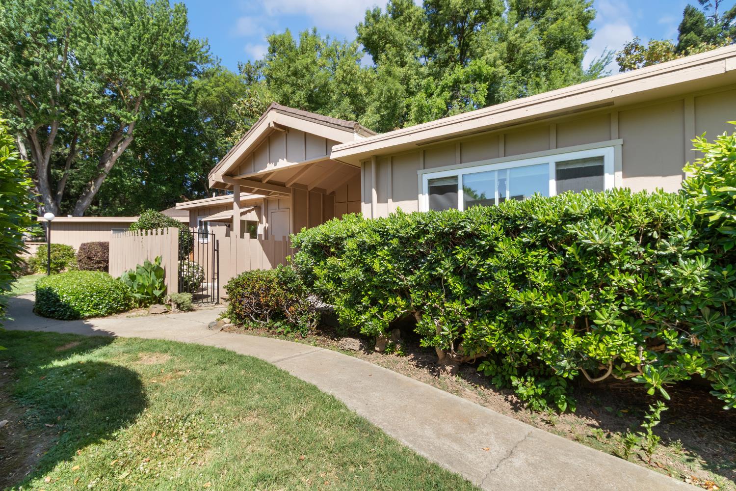 Detail Gallery Image 1 of 48 For 815 Commons Dr, Sacramento,  CA 95825 - 2 Beds | 2 Baths