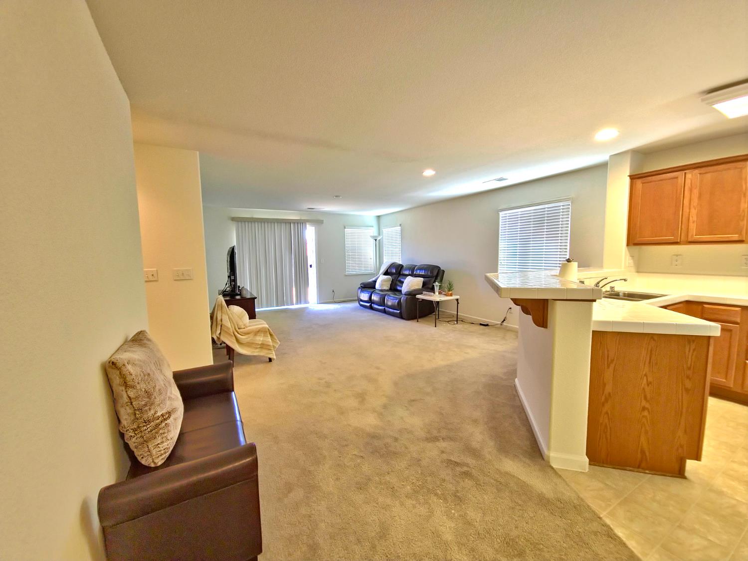 Detail Gallery Image 3 of 18 For 1572 Minories Dr, Olivehurst,  CA 95961 - 3 Beds | 2 Baths