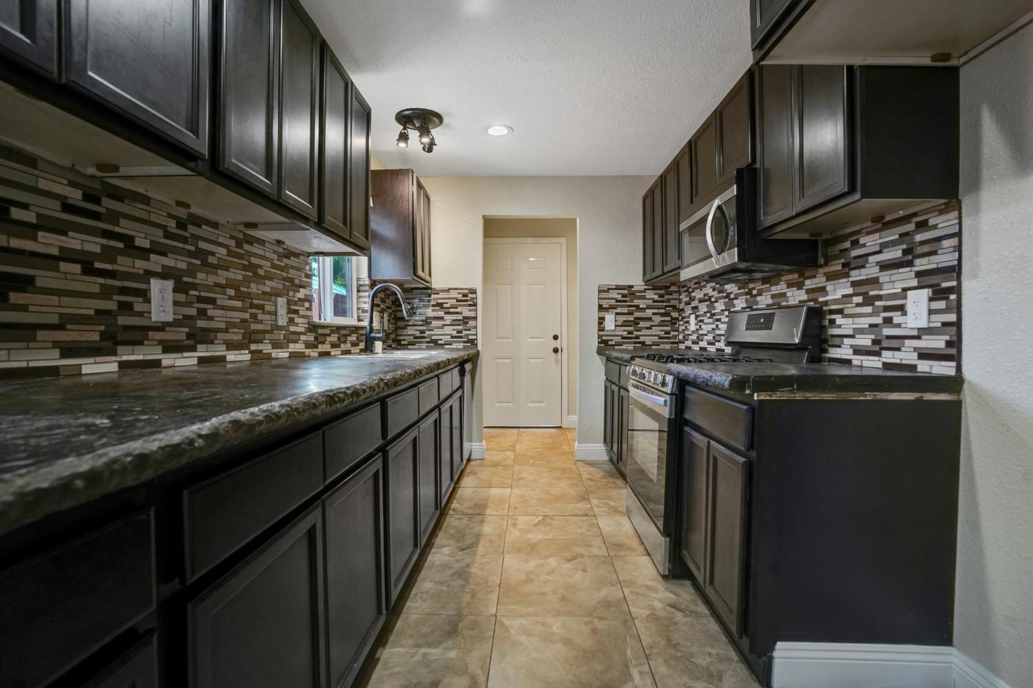 Detail Gallery Image 8 of 21 For 122 Catalpa Ln, Grass Valley,  CA 95945 - 3 Beds | 2 Baths