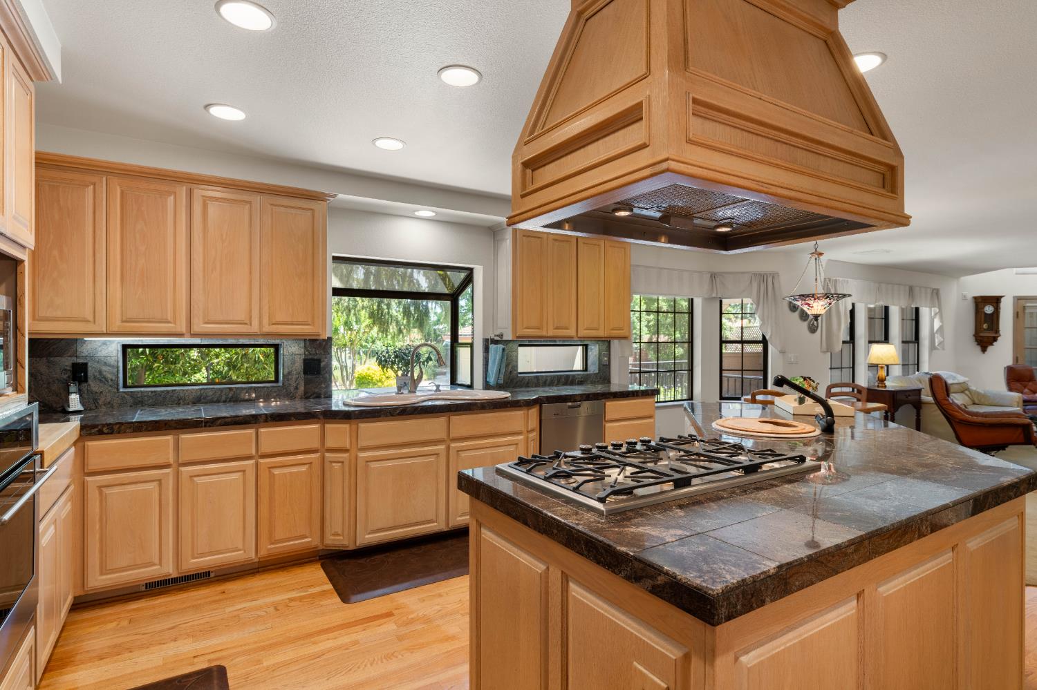 Detail Gallery Image 19 of 95 For 3004 Root Ave, Carmichael,  CA 95608 - 5 Beds | 4/2 Baths