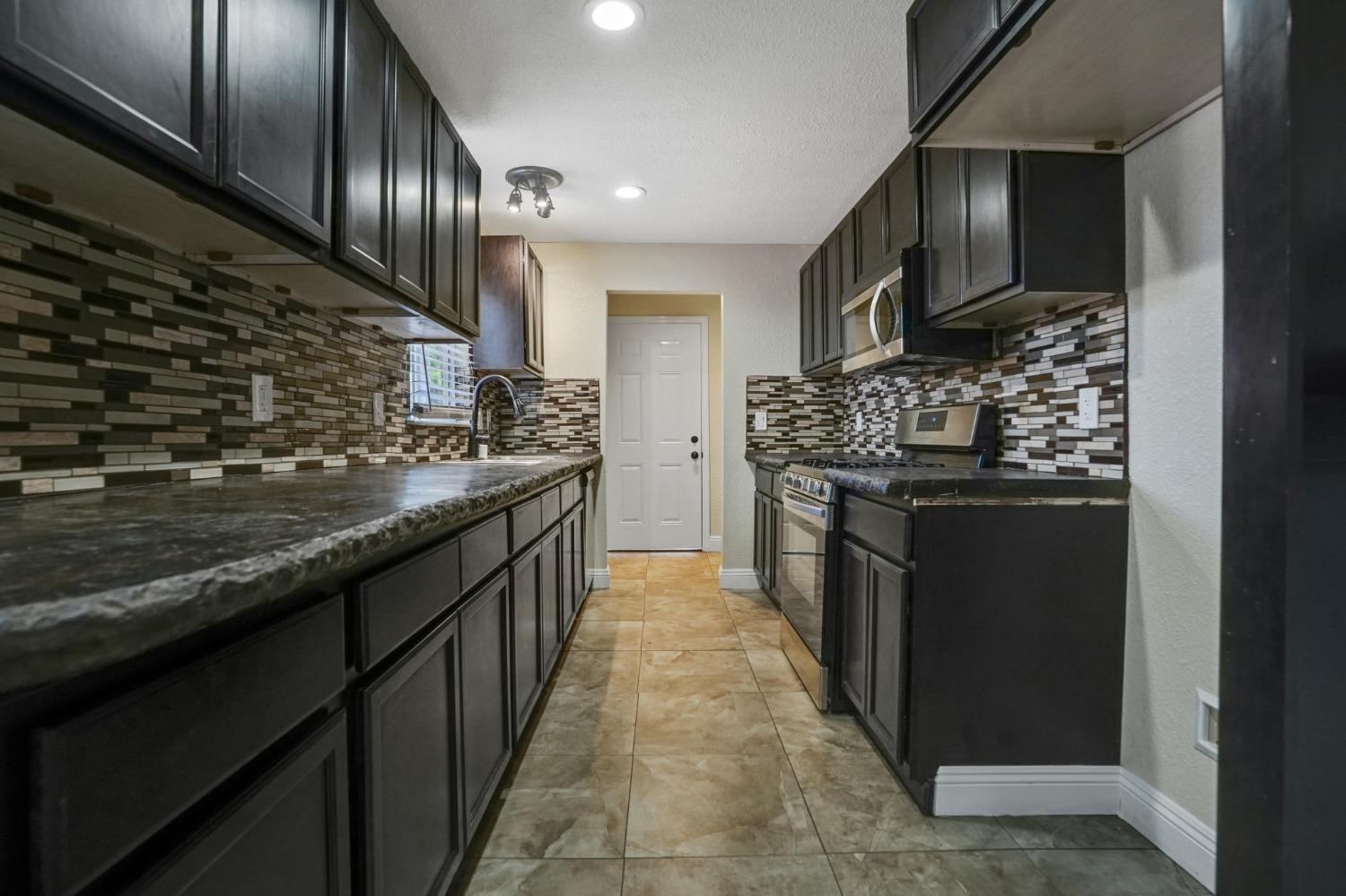 Detail Gallery Image 4 of 21 For 122 Catalpa Ln, Grass Valley,  CA 95945 - 3 Beds | 2 Baths