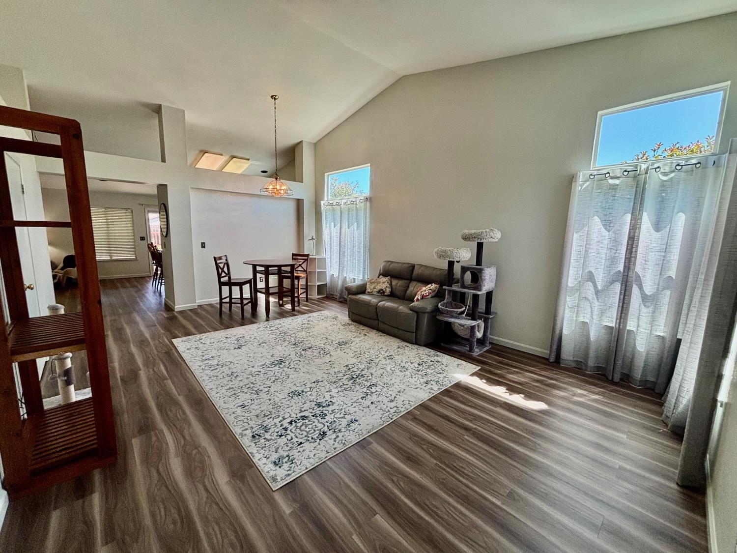 Detail Gallery Image 3 of 23 For 8949 Four Seasons Dr, Elk Grove,  CA 95624 - 4 Beds | 2 Baths