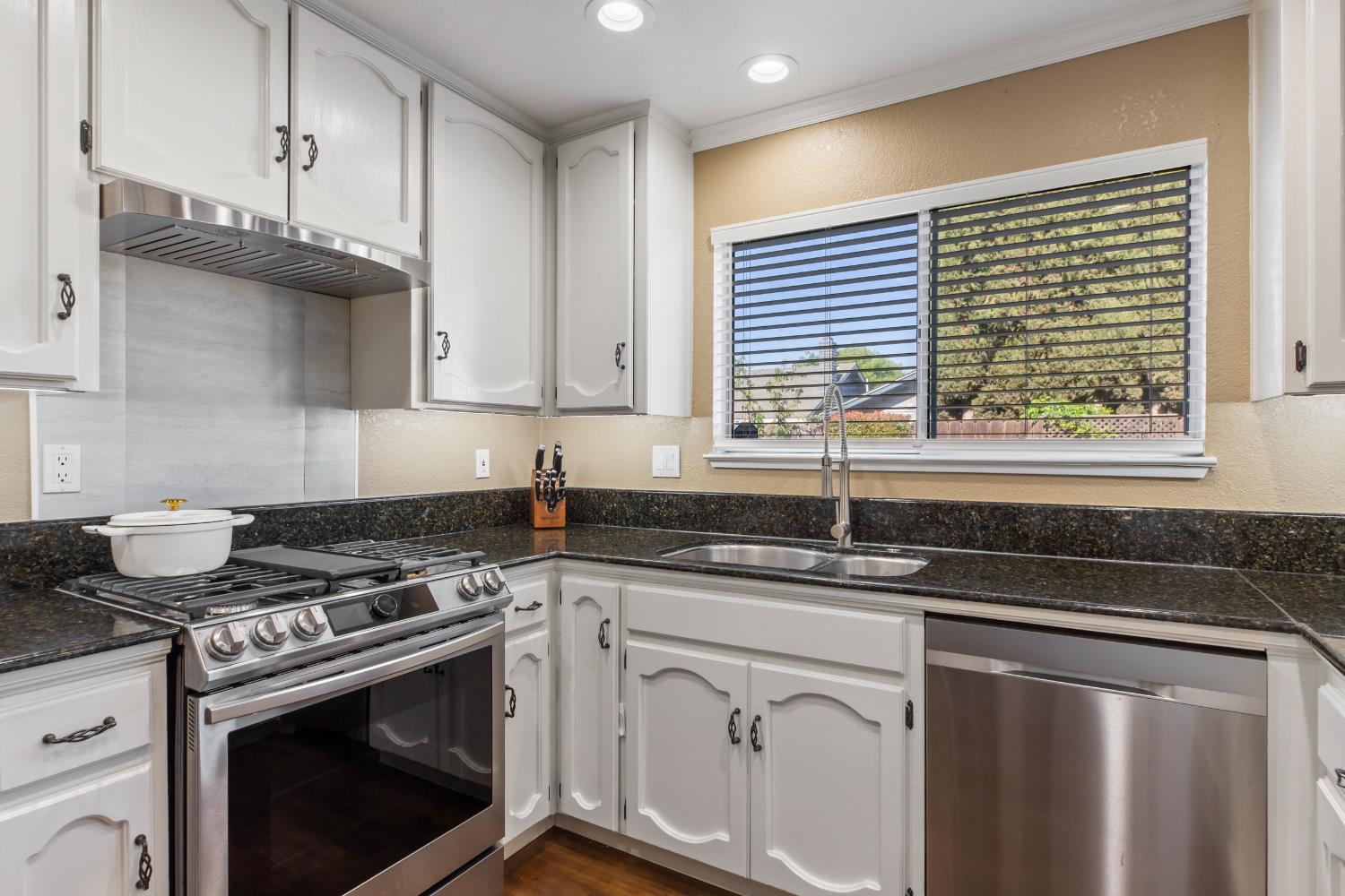Detail Gallery Image 11 of 38 For 3092 Village Park Ct, Turlock,  CA 95382 - 4 Beds | 2/1 Baths