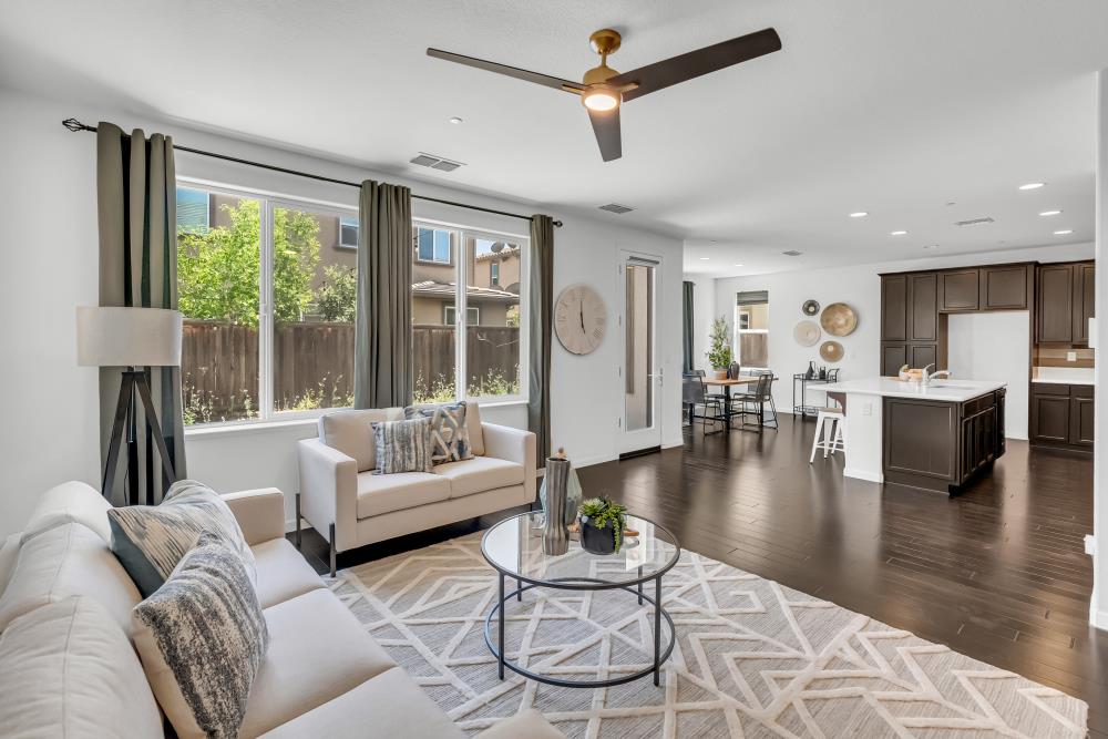 Detail Gallery Image 8 of 56 For 8373 Bronx Way, Sacramento,  CA 95829 - 3 Beds | 2/1 Baths