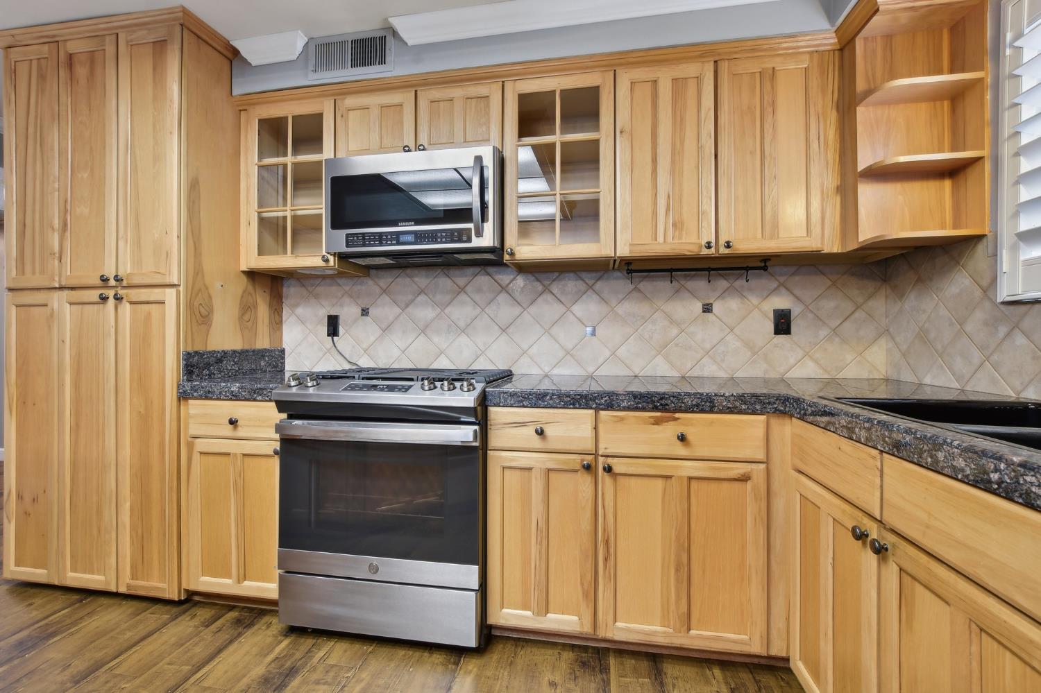 Detail Gallery Image 9 of 31 For 2408 El Lujo Way, Rancho Cordova,  CA 95670 - 3 Beds | 2 Baths