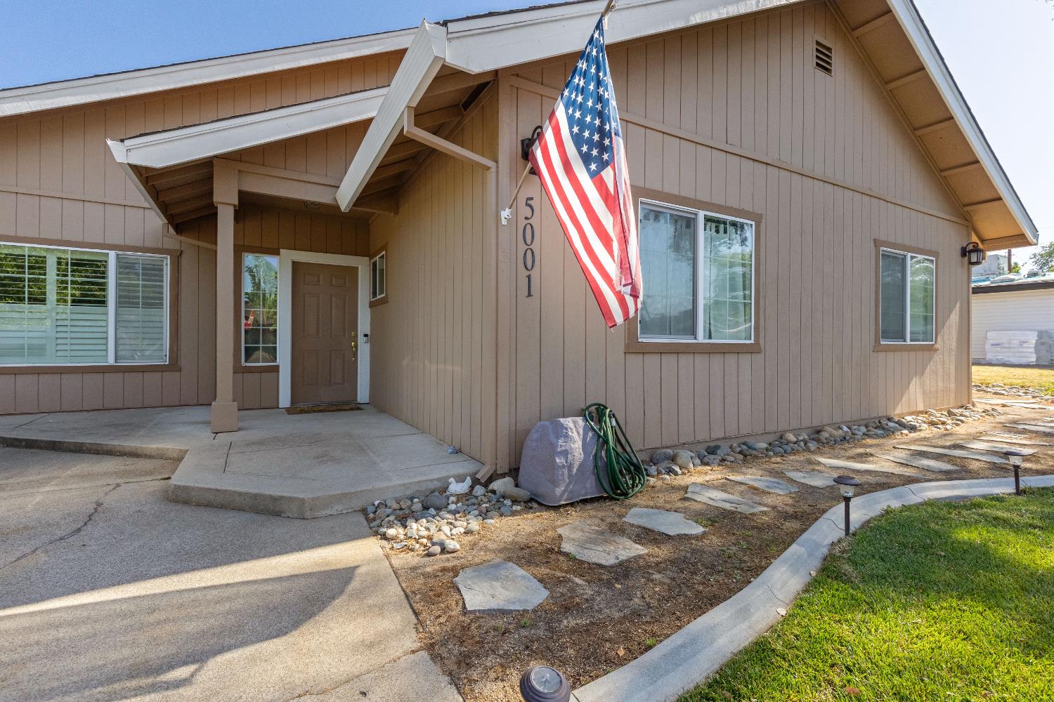 Detail Gallery Image 3 of 31 For 5001 Boyd Dr, Carmichael,  CA 95608 - 3 Beds | 2 Baths