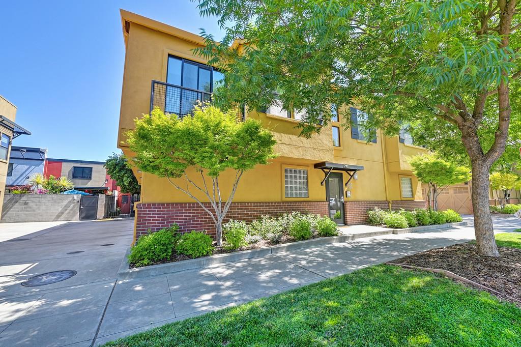 Detail Gallery Image 3 of 33 For 2117 S St #204,  Sacramento,  CA 95816 - 2 Beds | 2 Baths