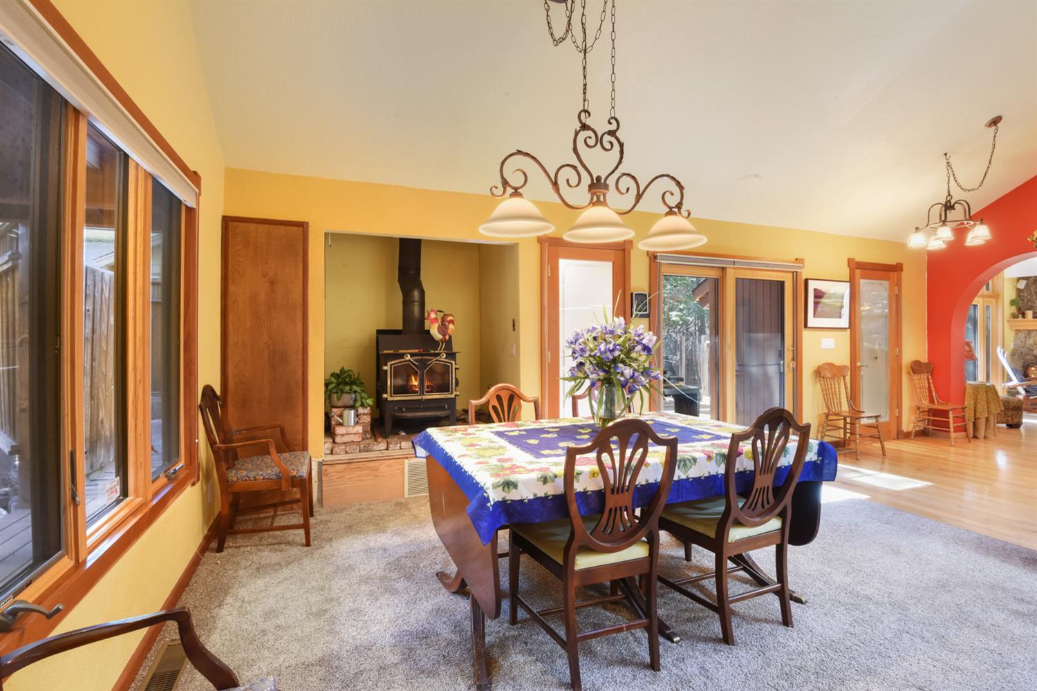Detail Gallery Image 6 of 42 For 1724 Mohican Dr, South Lake Tahoe,  CA 96150 - 3 Beds | 2/1 Baths