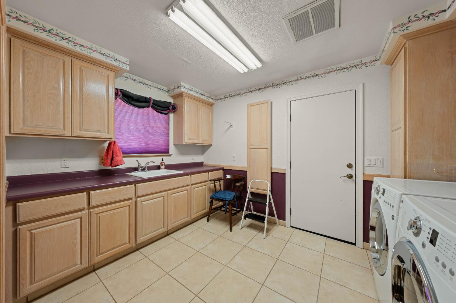 Detail Gallery Image 23 of 95 For 3004 Root Ave, Carmichael,  CA 95608 - 5 Beds | 4/2 Baths
