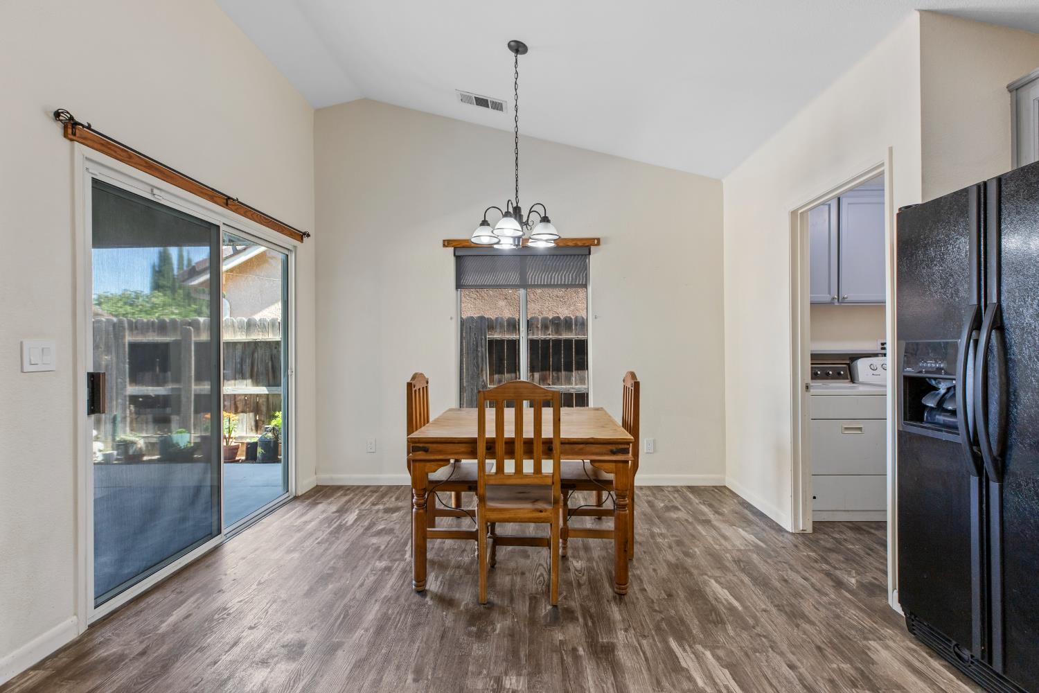 Detail Gallery Image 3 of 34 For 735 Woodbury Ct, Los Banos,  CA 93635 - 4 Beds | 2 Baths