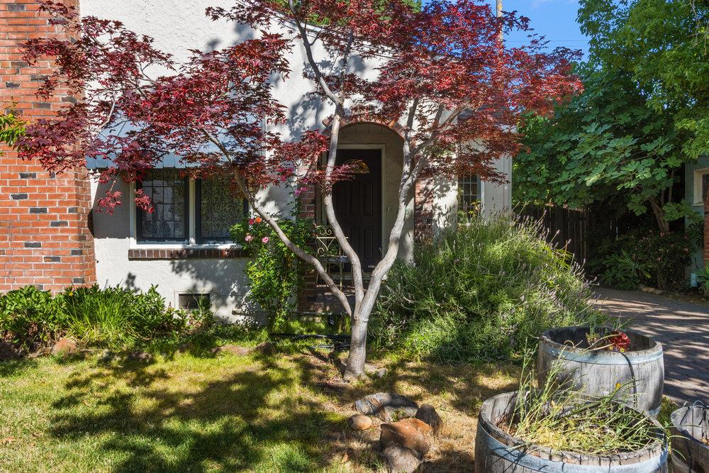 Detail Gallery Image 3 of 35 For 2709 23rd St, Sacramento,  CA 95818 - 2 Beds | 1 Baths