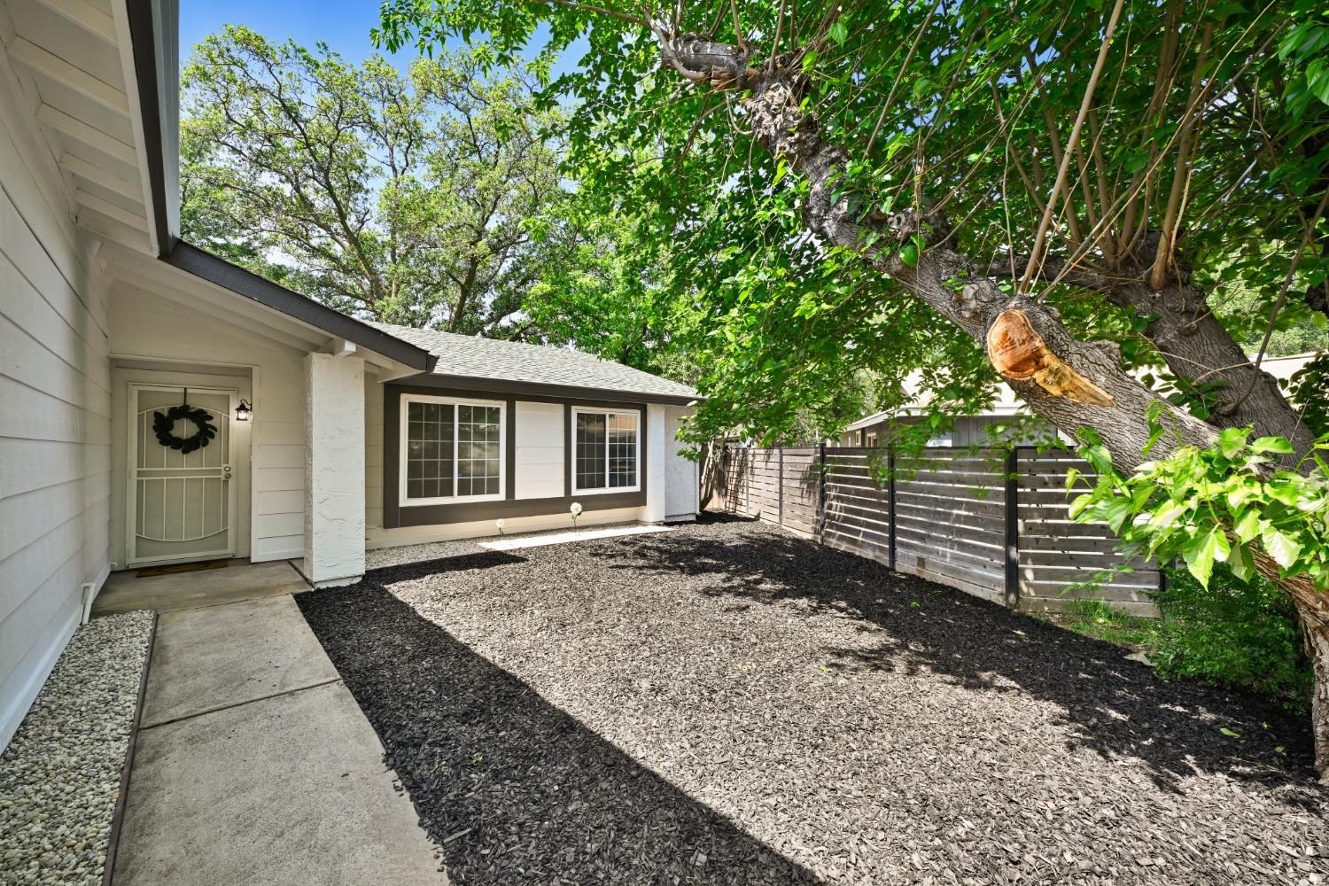Detail Gallery Image 4 of 34 For 6300 Tanbark Ct, Citrus Heights,  CA 95621 - 3 Beds | 2 Baths