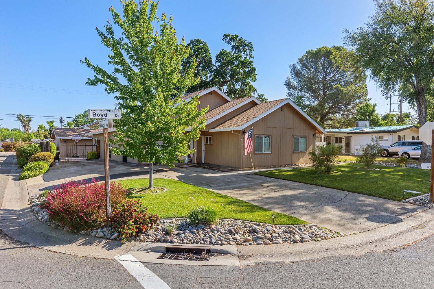 Detail Gallery Image 1 of 31 For 5001 Boyd Dr, Carmichael,  CA 95608 - 3 Beds | 2 Baths