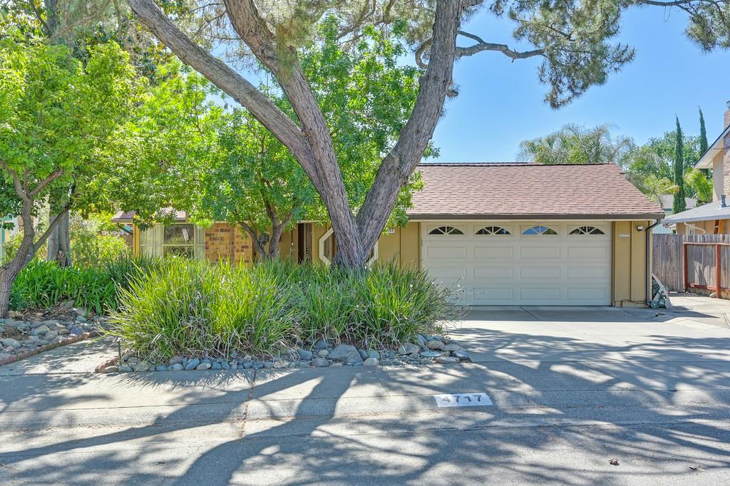 Detail Gallery Image 2 of 40 For 4717 Selkirk Way, Fair Oaks,  CA 95628 - 4 Beds | 2 Baths