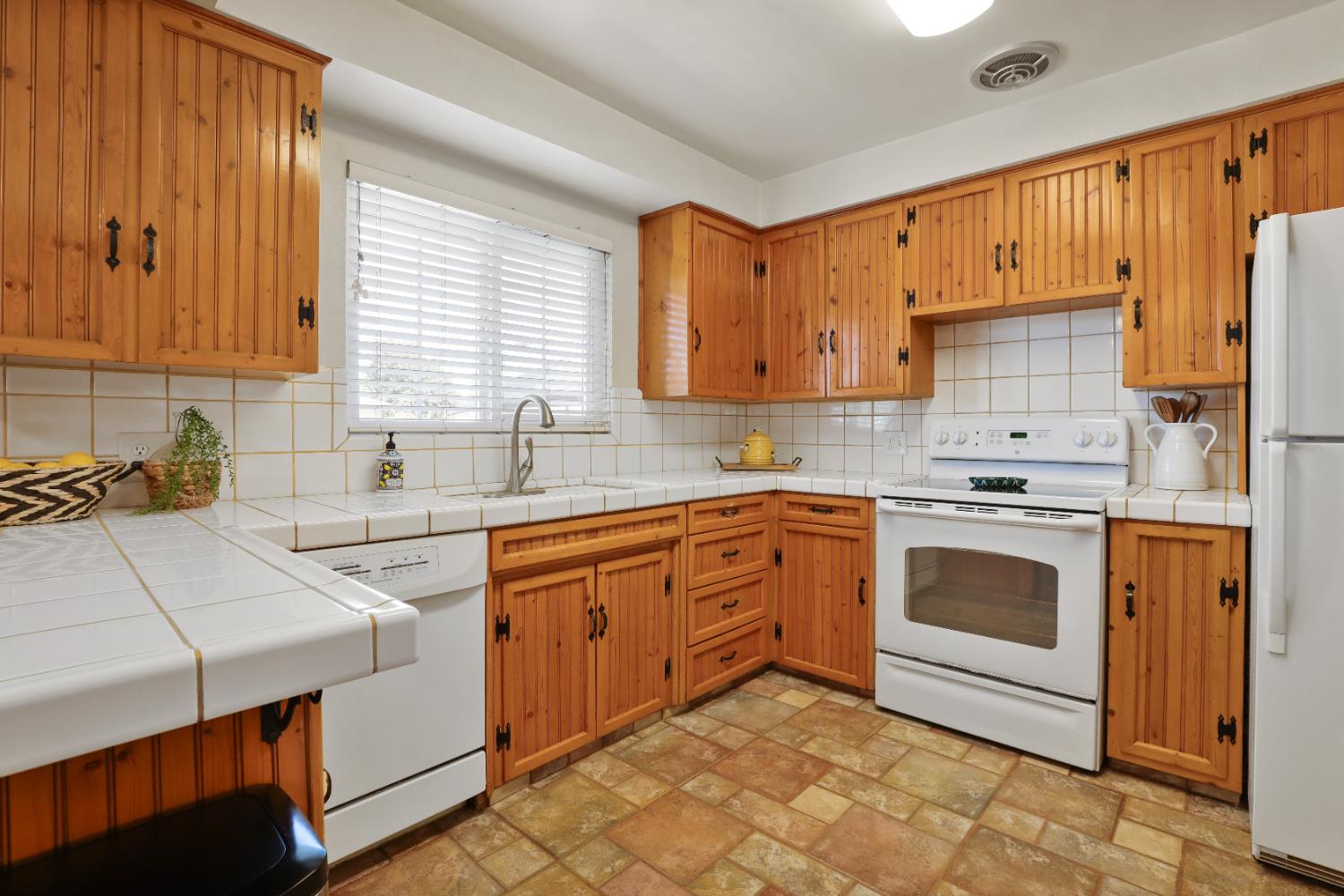 Detail Gallery Image 6 of 36 For 944 S Crescent Ave, Lodi,  CA 95240 - 3 Beds | 1/1 Baths