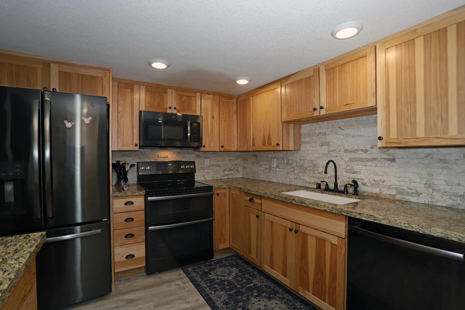 Detail Gallery Image 6 of 25 For 1928 University Park Dr, Sacramento,  CA 95825 - 3 Beds | 2/1 Baths