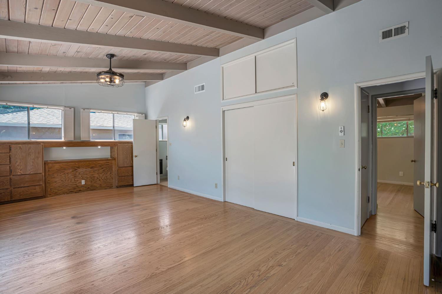 Detail Gallery Image 4 of 28 For 916 B St, Davis,  CA 95616 - 3 Beds | 3 Baths