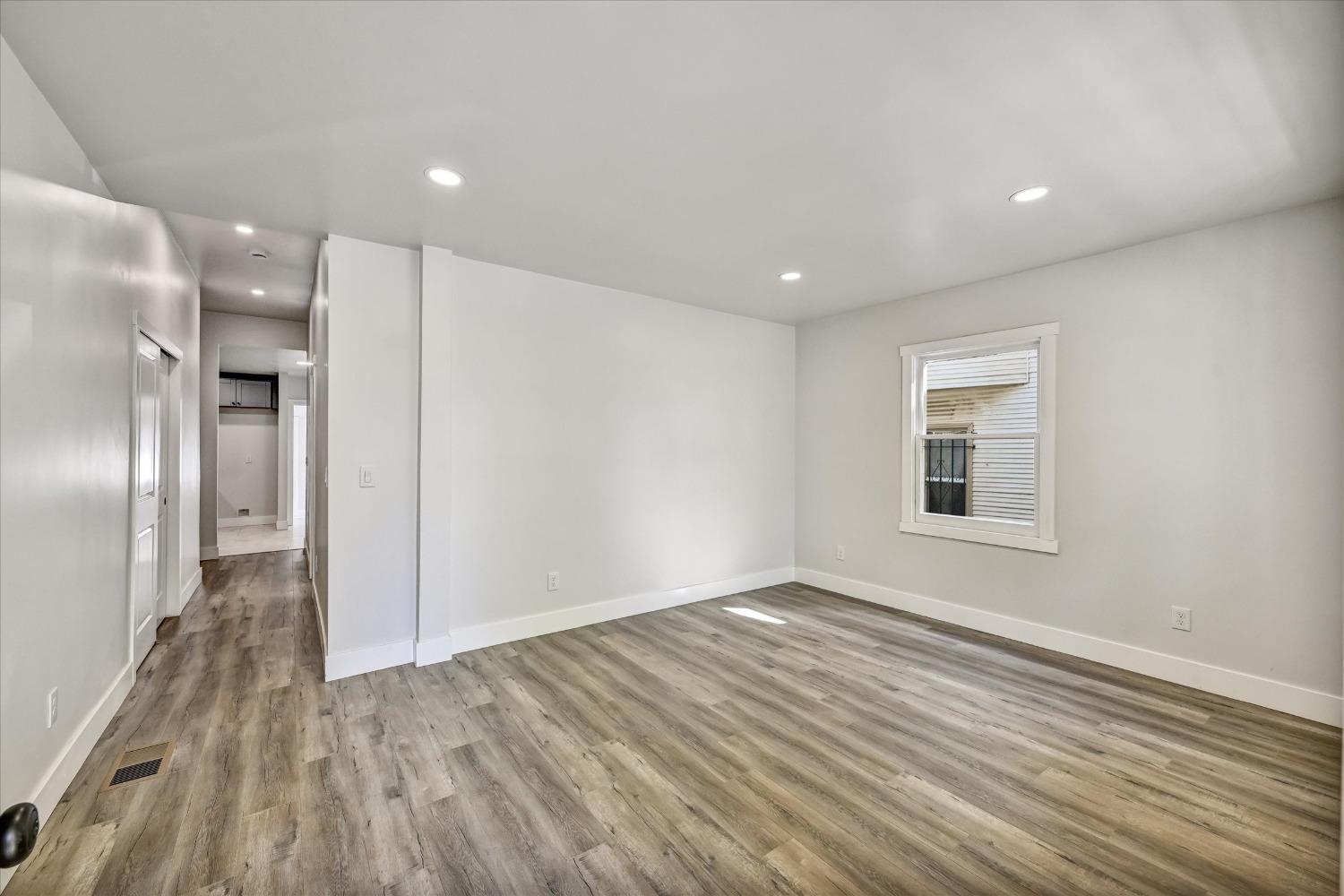 Detail Gallery Image 5 of 32 For 2019 12th St, Sacramento,  CA 95818 - – Beds | – Baths