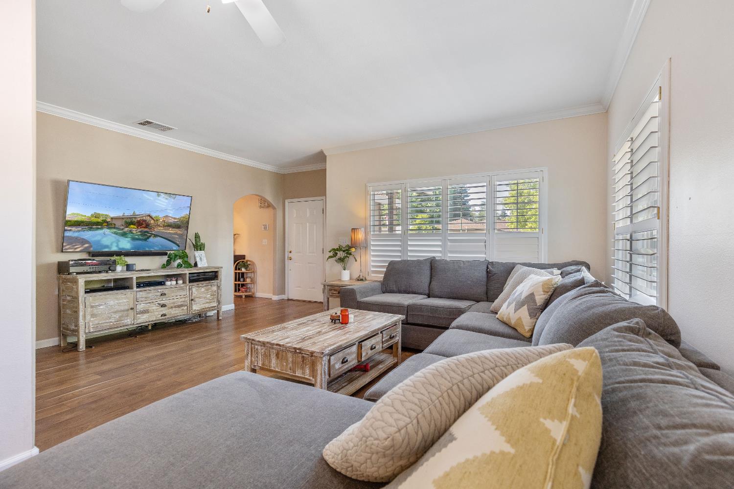 Detail Gallery Image 5 of 31 For 5001 Boyd Dr, Carmichael,  CA 95608 - 3 Beds | 2 Baths