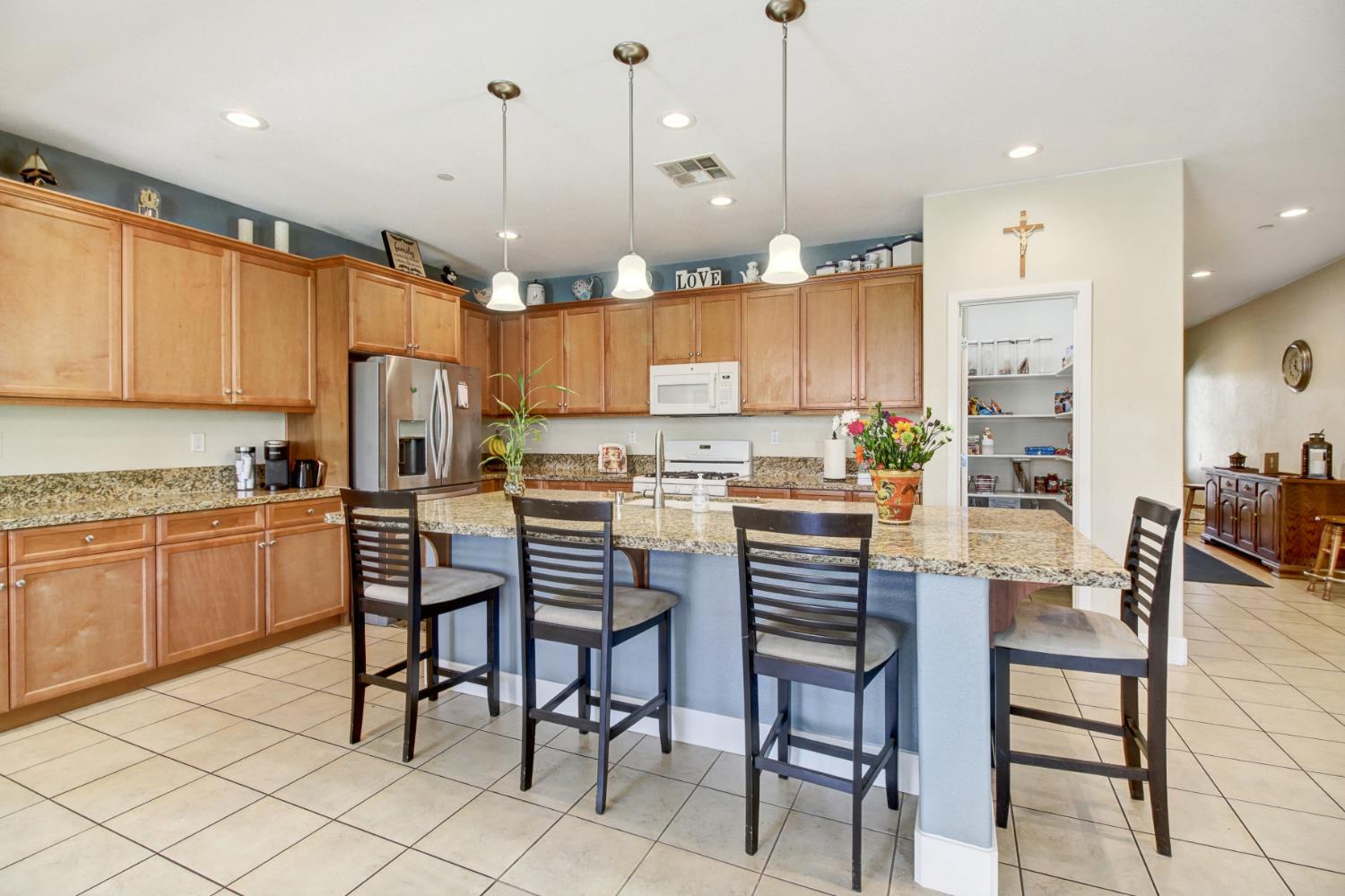 Detail Gallery Image 8 of 31 For 7744 Live Oak Way, Citrus Heights,  CA 95621 - 4 Beds | 3 Baths