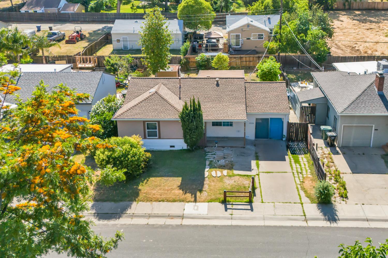 Detail Gallery Image 2 of 29 For 4472 El Cerrito Way, Sacramento,  CA 95820 - 2 Beds | 1 Baths