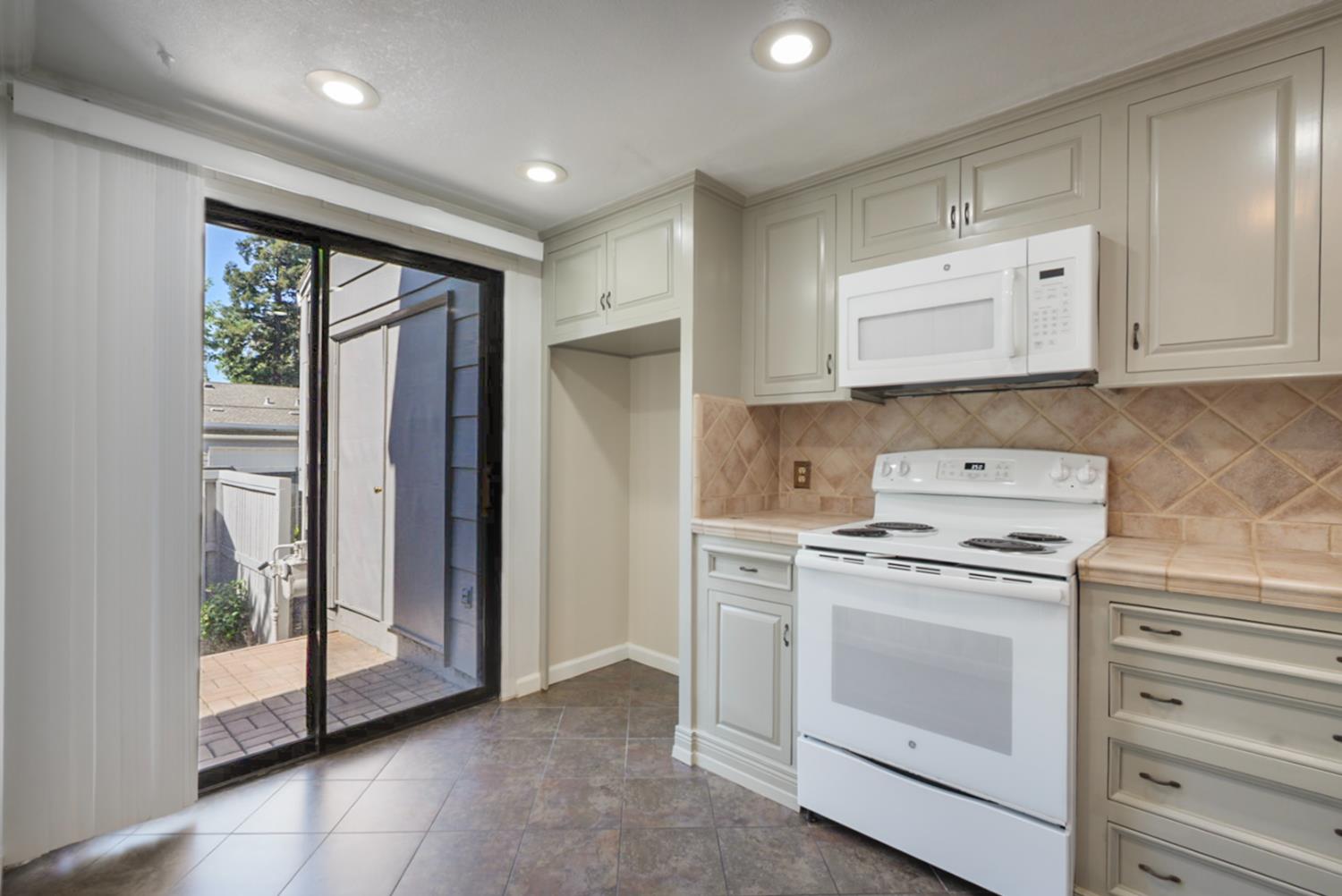 Detail Gallery Image 9 of 28 For 230 W Rumble Rd #B,  Modesto,  CA 95350 - 2 Beds | 1/1 Baths