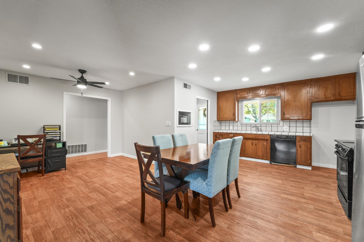 Detail Gallery Image 10 of 41 For 1425 Rosemead Ct, Modesto,  CA 95350 - 3 Beds | 2 Baths