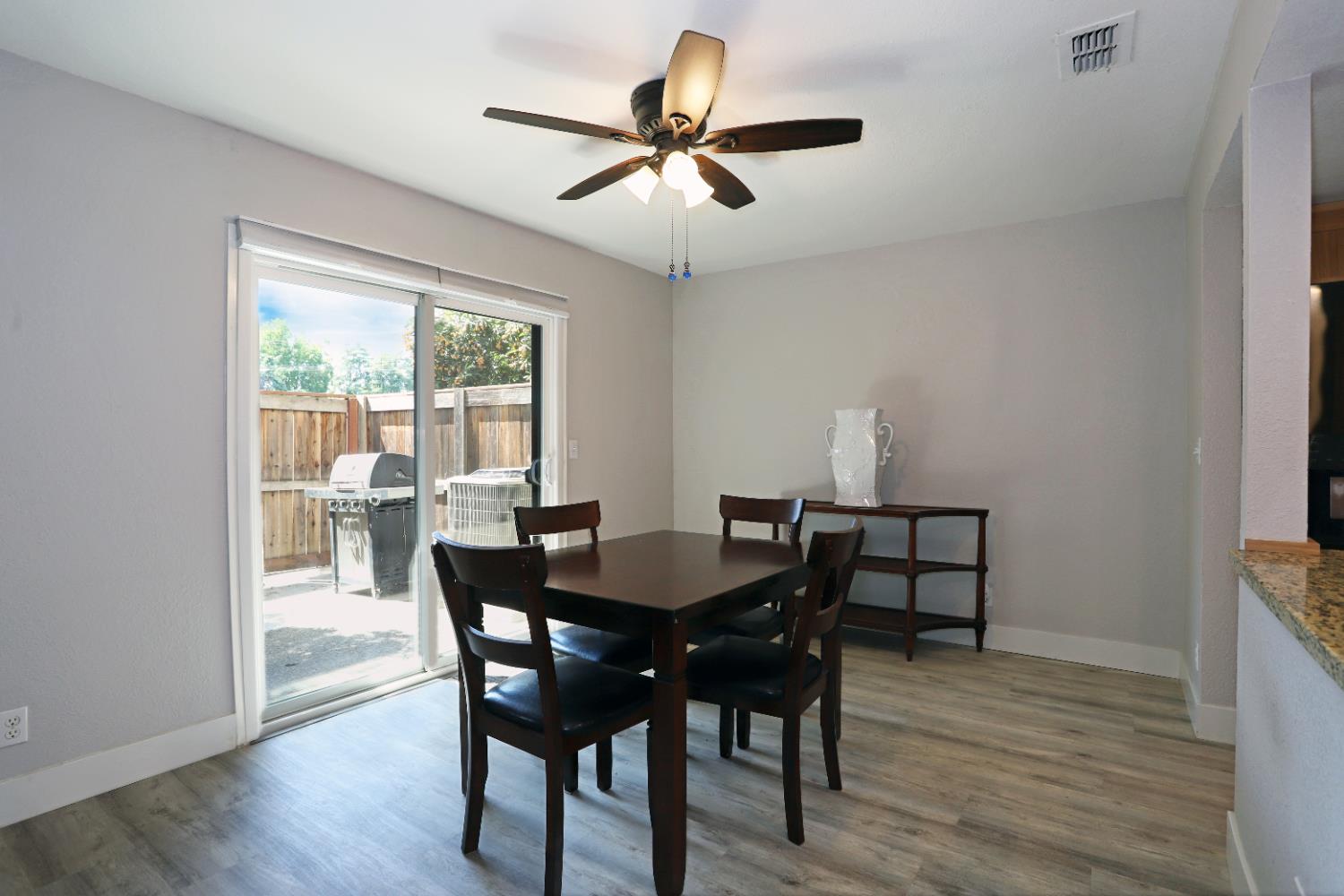 Detail Gallery Image 7 of 25 For 1928 University Park Dr, Sacramento,  CA 95825 - 3 Beds | 2/1 Baths