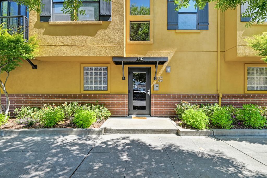 Detail Gallery Image 4 of 33 For 2117 S St #204,  Sacramento,  CA 95816 - 2 Beds | 2 Baths