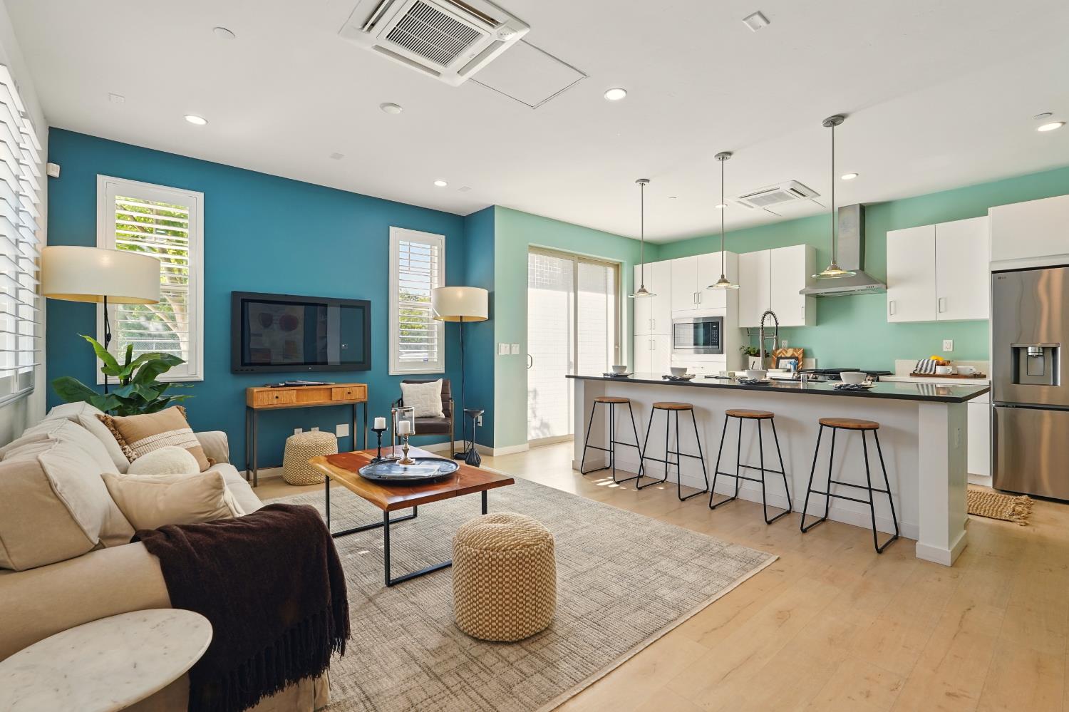 Detail Gallery Image 1 of 25 For 2601 Cleat Ln, Sacramento,  CA 95818 - 2 Beds | 2/1 Baths