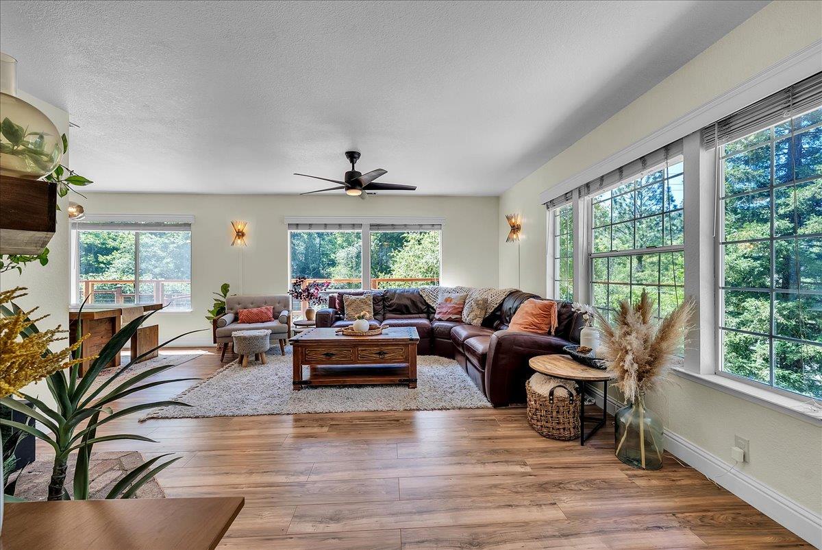 Detail Gallery Image 3 of 36 For 820 Estey Way, Placerville,  CA 95667 - 3 Beds | 2 Baths