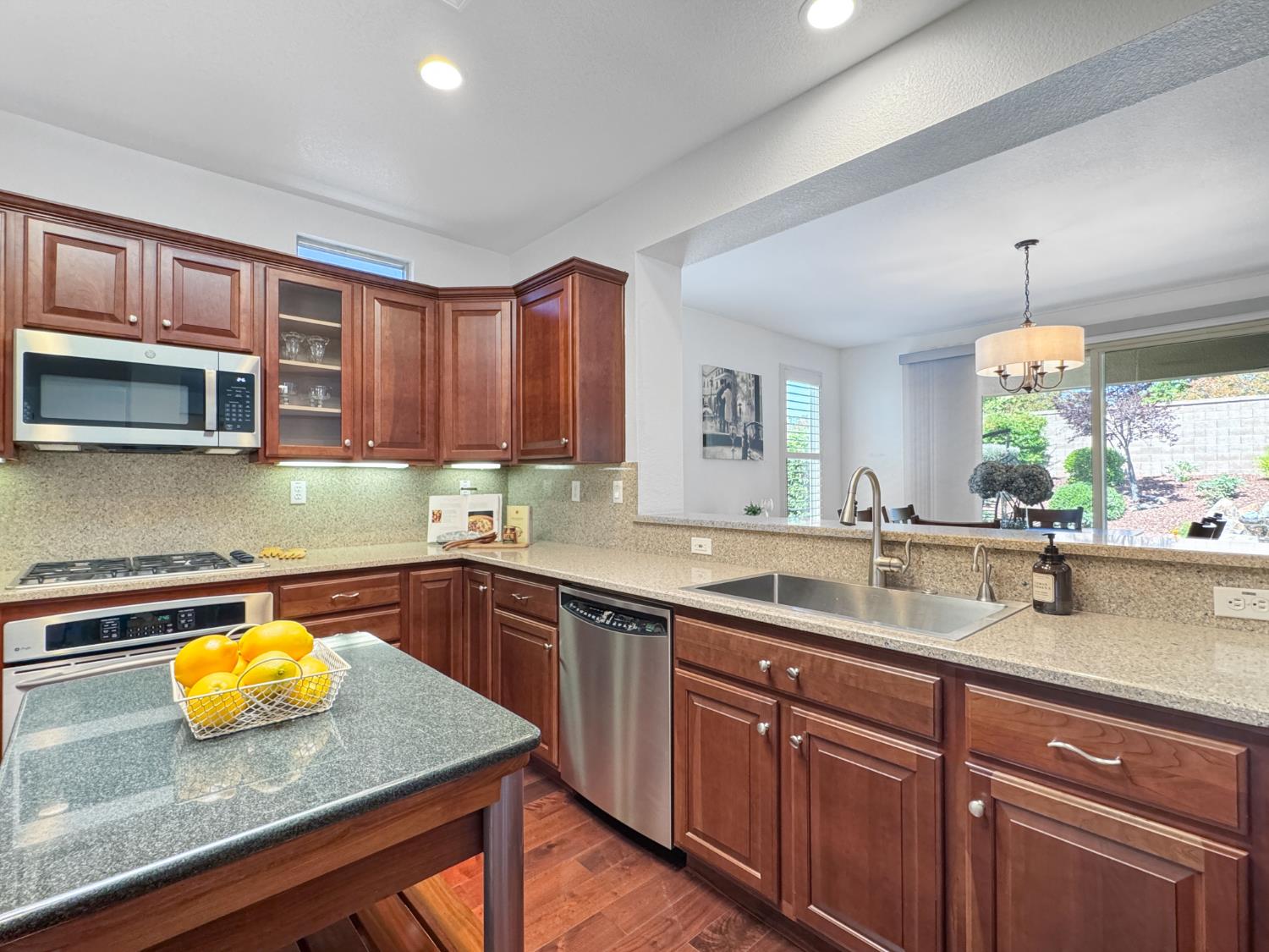 Detail Gallery Image 4 of 42 For 2052 Stonecrest Ln, Lincoln,  CA 95648 - 2 Beds | 2 Baths