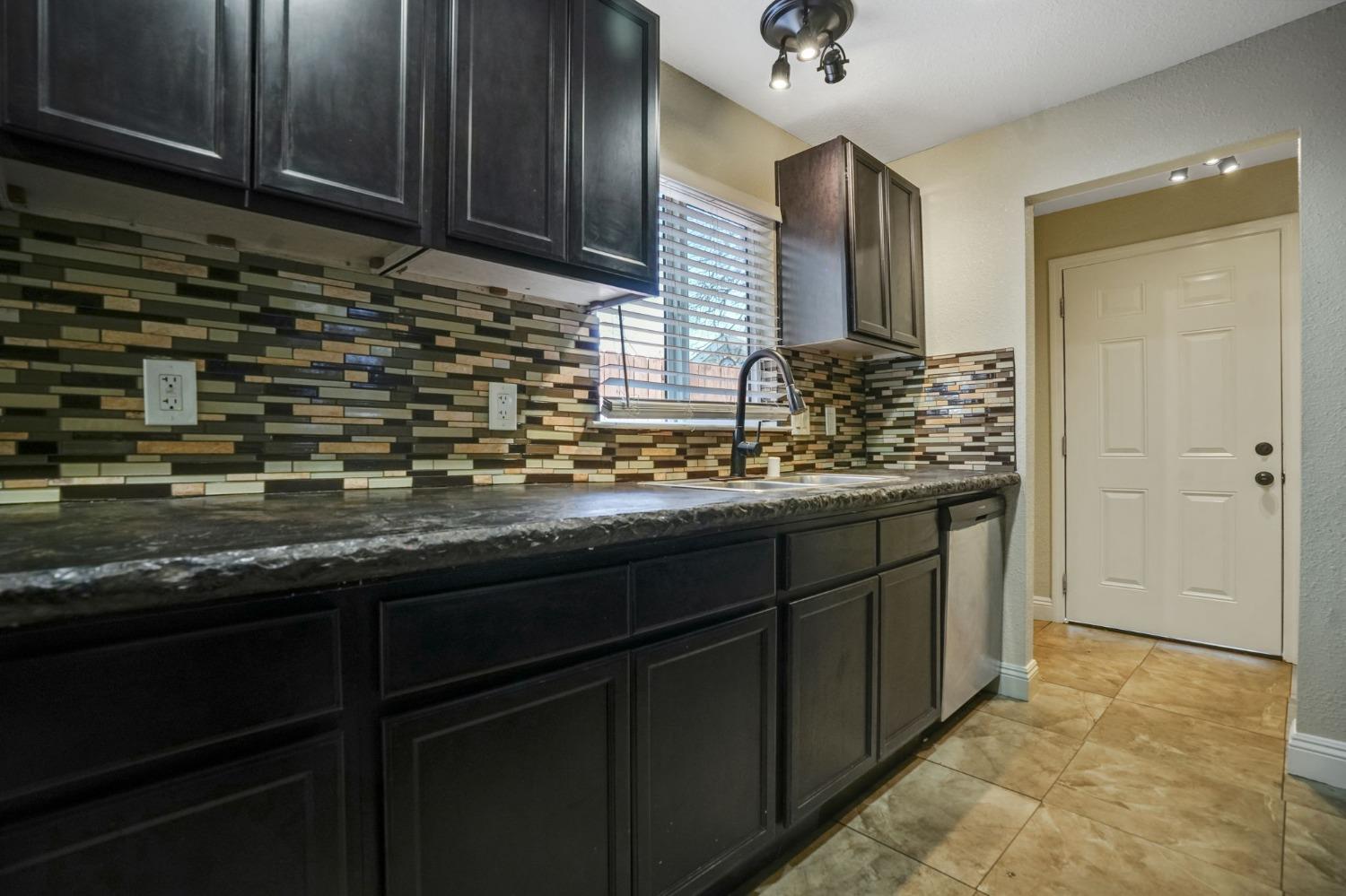 Detail Gallery Image 9 of 21 For 122 Catalpa Ln, Grass Valley,  CA 95945 - 3 Beds | 2 Baths
