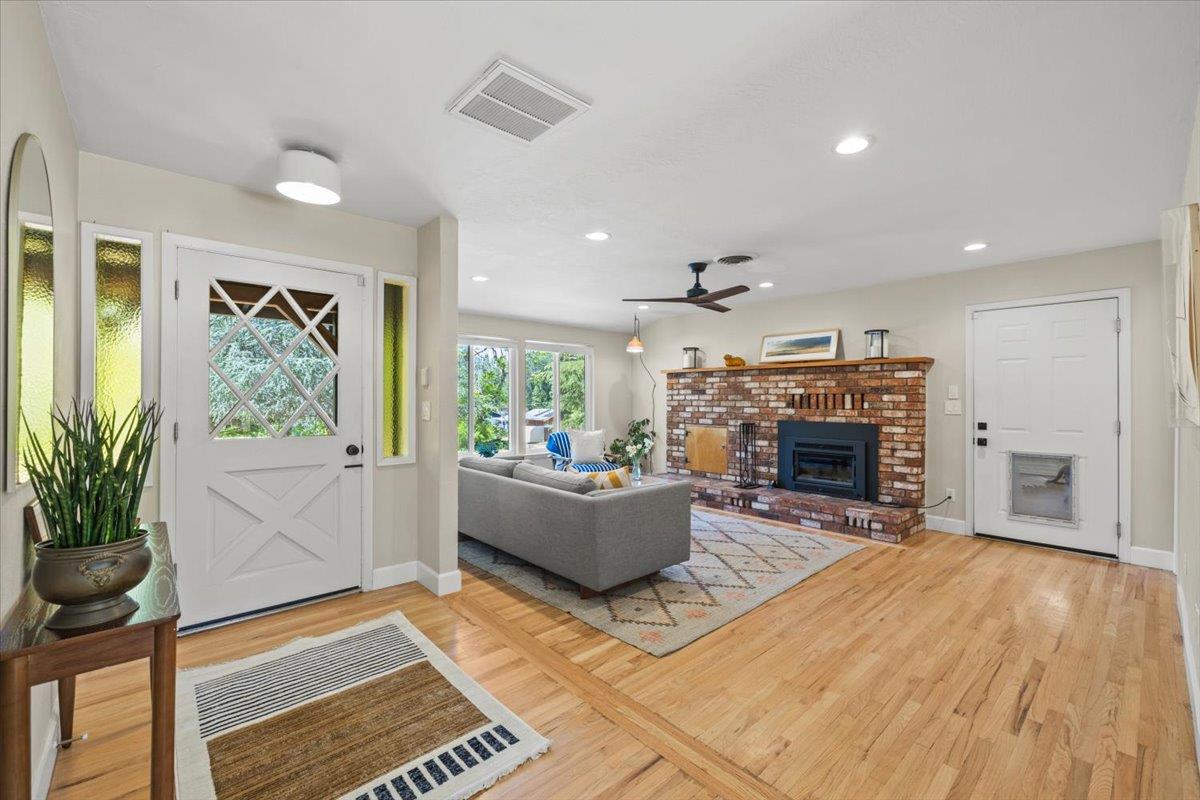 Detail Gallery Image 6 of 41 For 13409 Evergreen Dr, Nevada City,  CA 95959 - 3 Beds | 3 Baths