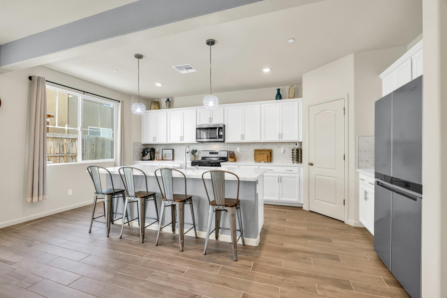 Detail Gallery Image 4 of 35 For 1427 Sanders St, Lincoln,  CA 95648 - 4 Beds | 3 Baths