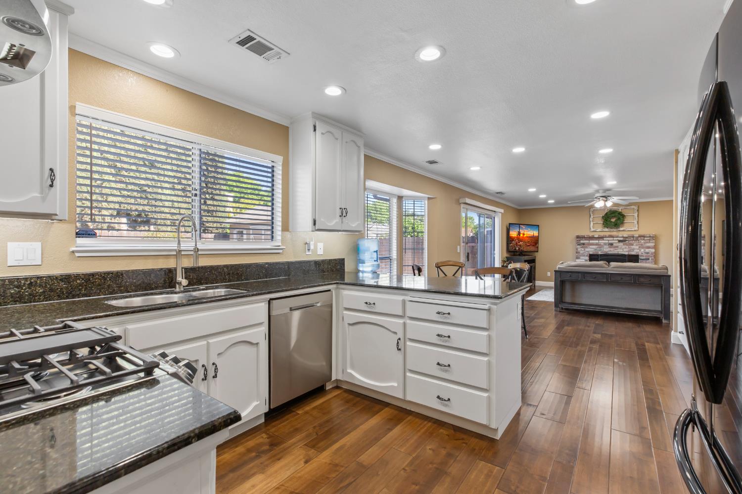 Detail Gallery Image 10 of 38 For 3092 Village Park Ct, Turlock,  CA 95382 - 4 Beds | 2/1 Baths