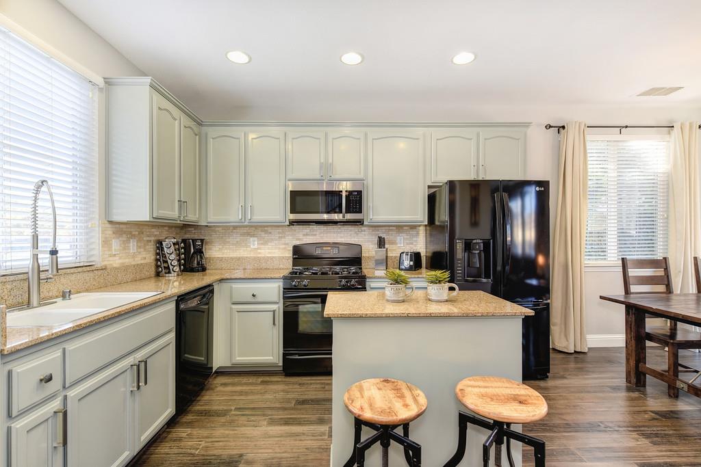 Detail Gallery Image 9 of 38 For 390 Caravaggio Way, Sacramento,  CA 95835 - 3 Beds | 2/1 Baths