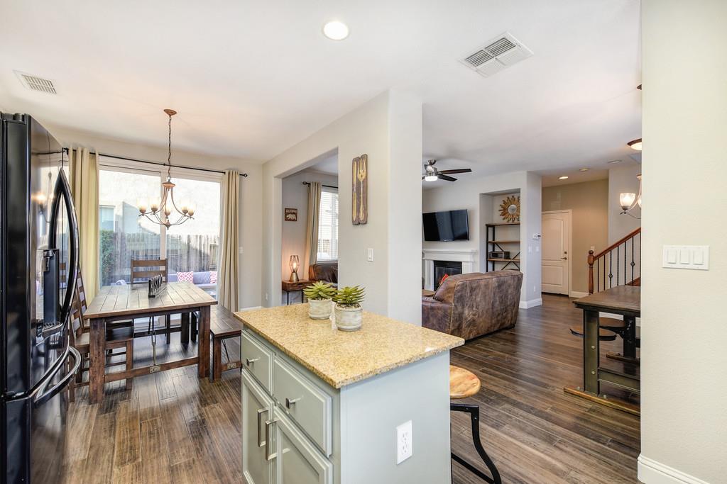 Detail Gallery Image 10 of 38 For 390 Caravaggio Way, Sacramento,  CA 95835 - 3 Beds | 2/1 Baths