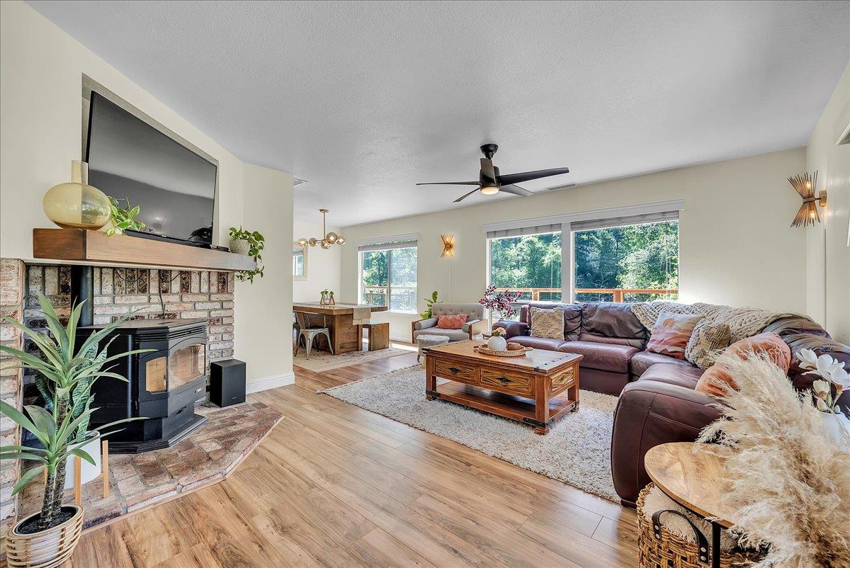 Detail Gallery Image 2 of 36 For 820 Estey Way, Placerville,  CA 95667 - 3 Beds | 2 Baths